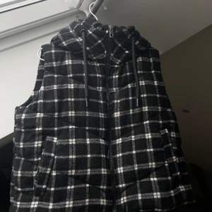 Väst - Säljer denna väst från Zara.   Storlek: M Skick: Använt skick (nopprig) Pris: 150kr