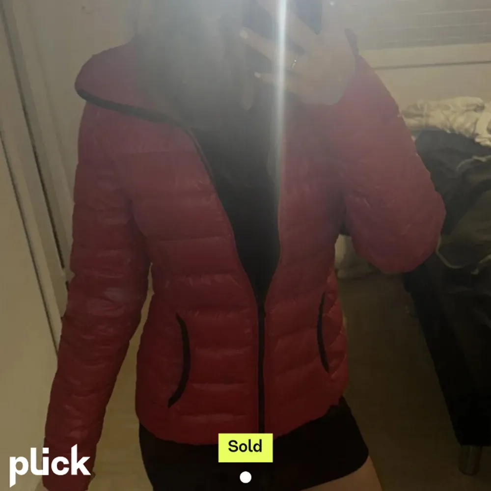 Röd vårjacka, jag köpte den på Plick men den va i helt nytt skick. Skriv om ni är intresserade. Takit.
