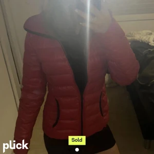 Röd vårjacka - Röd vårjacka, jag köpte den på Plick men den va i helt nytt skick. Skriv om ni är intresserade