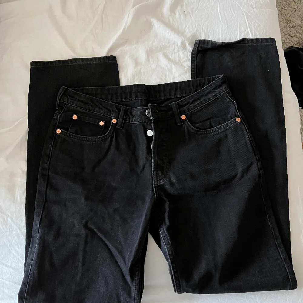 Svarta weekday jeans i modellen pin mod straight jeans. Väldigt fint skick! Använda få gånger. Storlek 28 i midjan och 32 i längden.. Jeans & Byxor.