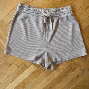 Mjuka och sköna shorts från H&M - I fint skick, som nya. Passar fint till hemmet som pyjamas, mjukisshorts eller till sommaren.