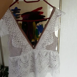  Topp/blus - Säljer en super fin topp/blus  i stolek s på grund av att den inte kommer till andvändning ❤️ priset kan diskuteras vid snabb affär. Den är helt i nysick 