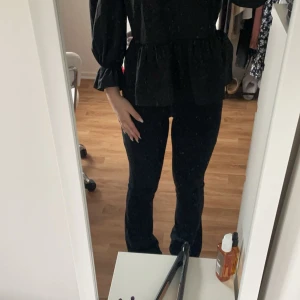 Svart blus  - Det är storlek s jättefin att ha en sommarkväll. Den är helt hel inga skador på den. 