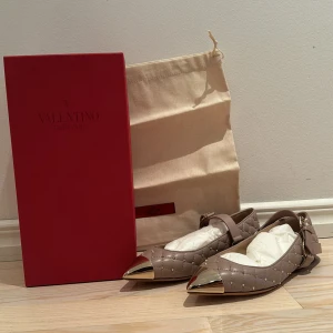 Valentino Ballerina  - Hej! Köpte dessa och använde en endast en gång men vill sälja på grund av fel storlek.  Dom är i nytt skick och säljs med dust bag och kartong.  Dom är ungnefär puder rosa och färgen heter Poudre. Dom är i storlek 36 och en halv. Pris 1100.