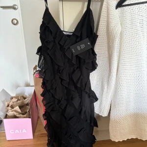 Volangklänning från NAKD - Säljer en helt ny volangklänning från NAKD då jag inte hann skicka tillbaka den och den tyvärr är för liten för mig! Lapparna är kvar och skickar mer bilder vid intresse! Samma klänning som sista bilden!🩷🩷 nypris 650kr