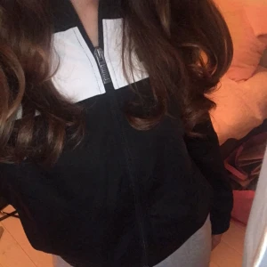 Sport jacka - Säljer denna Puma sport jacka eftersom den inte passar längre. Kolla min bio för mer info!