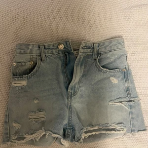 Jeansshorts - Shorts från stradivarius 