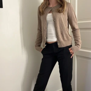 Stickad kofta - Fin oanvänd kofta i utmärkt skick💕