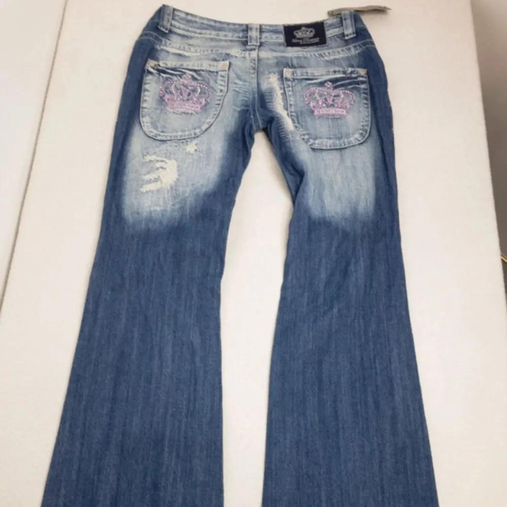 Victoria beckham jeans i strlk L(små i storleken. Så så coola. Kom gärna med egna prisförslag! 💗. Jeans & Byxor.