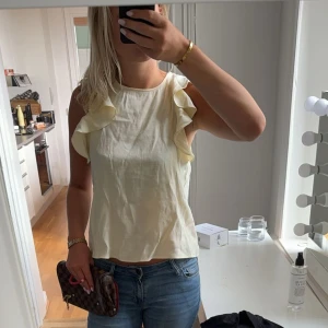 Zara blus  - Super fin blus från zara i en gul färg! Köpt förra året och finns inte längre 