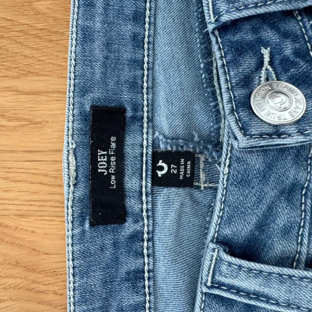 Säljer dessa Jeans från True religion i modellen Joey Low Rise Flare. Köptes för någon månad sedan och har används några gånger, dock så är dom för stora så säljer dessa vidare🩷 Super snygga!  Midja/Höft 38cm Innerben 80 cm! DM’a för fler bilder☺️. Jeans & Byxor.