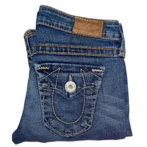 Lågmidjade bootcut True Religion jeans. W27 [Ytterbenslängd 101cm] [Innerbenslängd 84cm] [Midja 40cm] [Benöppning 24cm]