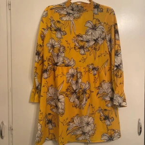 Klänning  - Nyskick!  Använd nån gång  Storlek S