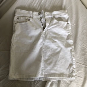 Vit jeanskjol - En längre vit jeanskjol som passar utmärkt till att sy om till en volangkjol då det finns mkt tyg 💕💕💕💕fett snyggt med en vit också❤️köpt för flera år sedan och knappt använd