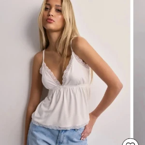 Vit Nelly topp - Helt ny topp från Nelly m prislapp. Säljer då jag köpte en för stor storlek. Passar även M. Finns också svart som jag säljer. Köp med bundle för billigare frakt. Köparen står för frakten ❤️