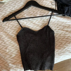 Glittrig topp - Svart glittrig topp från hm 🫶