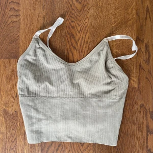 Beige träningstopp - Beige träningstopp i storlek S från shein. Aldrig använd