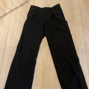 Loose fit dress pants - Weekday - Uno trousers  För smala i midjan för mig annars svin schyssta