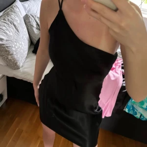 svart klänning  - jättefin one shoulder klänning! aldrig använd!🩷