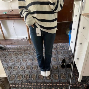 Zara jeans - Säljer as najs flare jeans från zara, aldrig använd och har t.o.m prislappen kvar❤️ Originalpris ( 429kr ) 