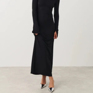 Svart maxi-klänning - Helt ny svart långklänning från Gina tricot i soft touch-material med slits i ärmen i storlek S. Oanvänd och prislappen sitter kvar. Nypris 399kr💗