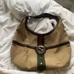 Gucci väska  - En gucciväska mened gammal modell. Inte sliten. Använd rätt så många gånger. Priset kan diskuteras🥰