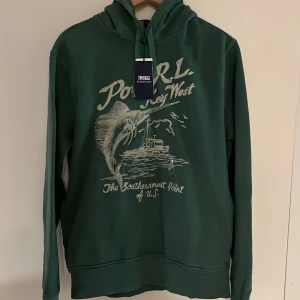 Ralph Lauren Hoodie - Helt ny med tags, väldigt unik, sällsynt och eftertraktad hoodie!  storlek M  Nypris:3100kr och slutsåld   Mitt pris: 2099  snabb affär=bättre pris