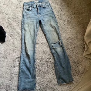jeans - säljer ett par blåa skitsnygga jeans från gina med hål på knät, de är avklippta men absolut inget som ser konstigt ut och innerbenslängden är ca 60-65 cm❤️använda ett par gånger! hör av er vid fler frågor/bilder