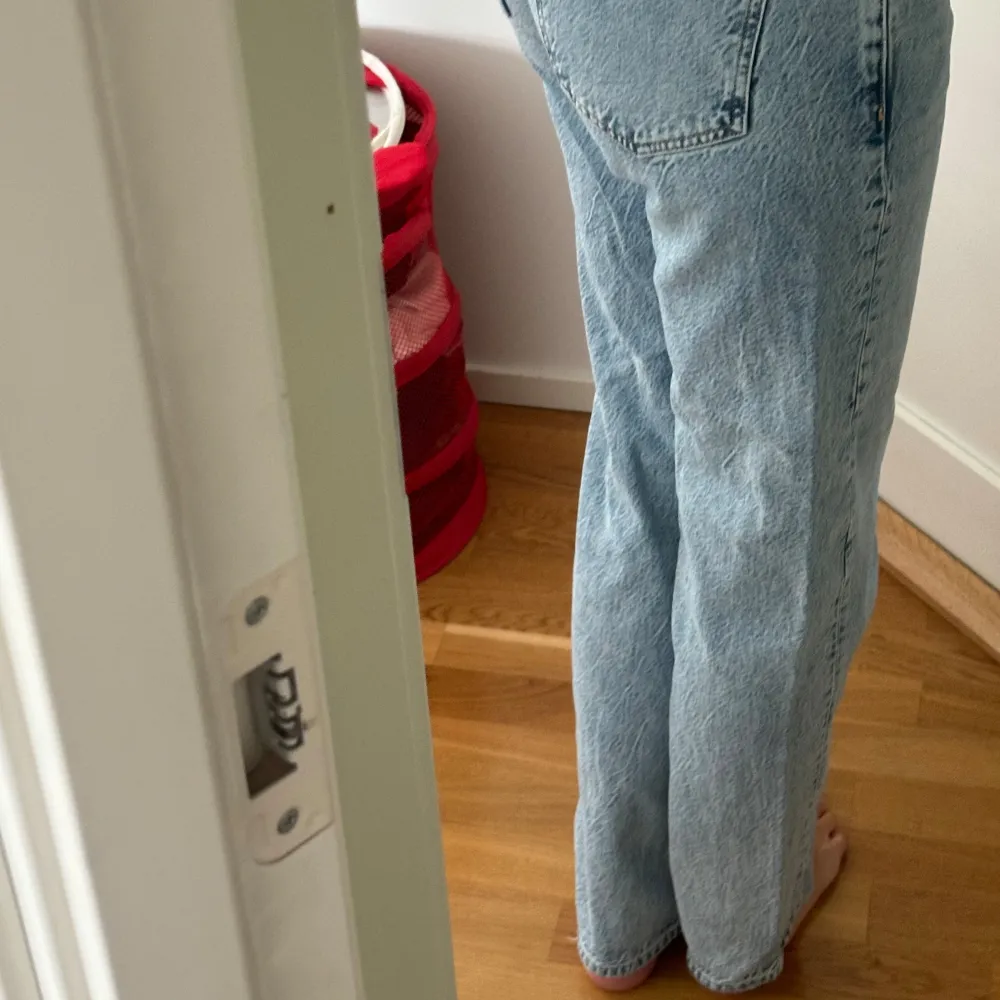 En unik färg i de populära ”Low straight jeans” (lågmidjads jeans) från Gina tricot . Jeans & Byxor.