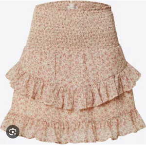 Volang kjol - Säljer denna super fina volang kjolen från neo noir, köpte förra sommaren men den har tyvärr inte kommit till användning men super fin nu till sommaren💕