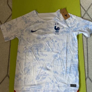 Frankrike fotbollströja - Helt ny fotbollströja med lapp kvar som aldrig är använd. Säljer då den inte passade på mig. Skriv vid funderingar om passform eller annat!