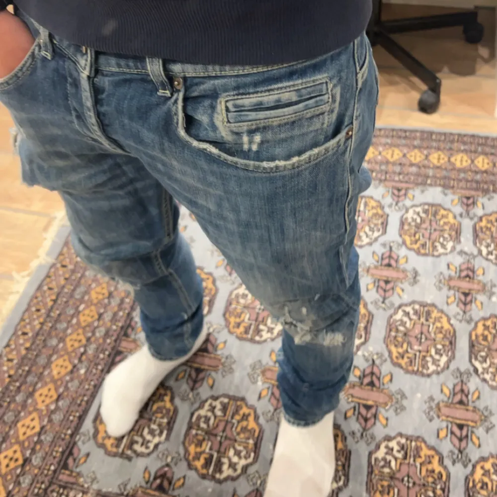 Säljer dondup jeans i storlek 30. Dma för fler frågor eller funderingar. En defekt är att de är ett hål vid fickan men de ser ut som design ändå. . Jeans & Byxor.