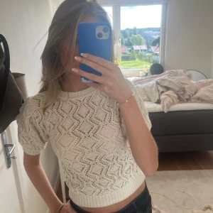 Stickad topp - Säljer denna super söta topp då den ej kommer till användning. Supersnygg till jeansshorts tex och endast använd ett fåtal gånger. Kontakta mig för fler frågor eller funderingar!💕💕