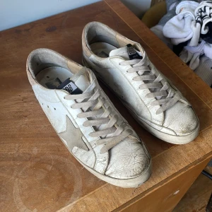 Golden goose i väldigt andvänt skick  - Säljer dessa då dom är på tok för slitna för min smak inget fast pris bara skicka köpförslag om ni är intresserade vill helst bli av med dom bara Köpta på Vestiaire i november med autentisk koll från sidan 