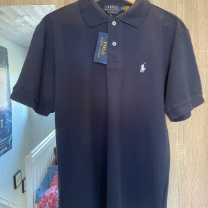 Ralph lauren piké - Helt ny Ralph lauren piké köpt på Care of Carl för ett tag sedan, men aldrig använd. Nypris 1595. Storlek M, passar alltså mellan 175-185 skulle jag säga. Sällsynt färgkombination och väldig passande piké för sommaren. 