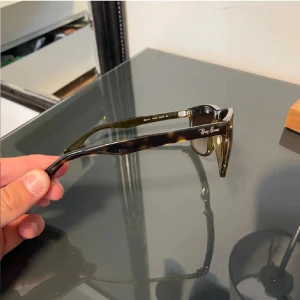 Ray-ban boyfriend - Säljer ett par rayban boyfriend dom är lite repiga men inget som syns vid användning kom privat för mer bilder skick 8/10