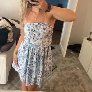 Bandou klänning  - Super fin kort blommig klänning. Inga band, den är lite stor och lång för mig. Perfekt till sommaren, aldrig andvänd🥰