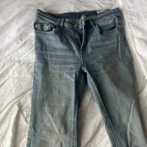 Säljer dessa bootcut jeans ifrån veromoda! Modellen heter vmflash och denna färgen finns inte kvar! I mycket bra skick! Storlek m och längd 32