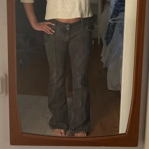 Jeans  - Sååå snygga jeans från brandy Melville som är för stora för mig. Har använt typ tre gånger och pga att de är för långa har de slitits lite vid fötterna men annars är de i toppskick. 