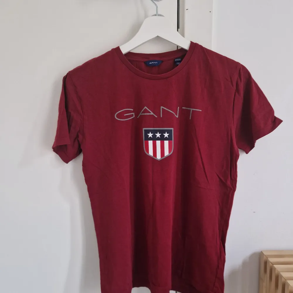 Vinröd Gant t-shirt i fint skick. Ej urtvättad. Storlek 158/164. T-shirts.