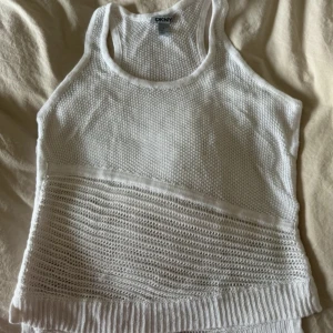 Stickat linne från DKNY - Stickat linne från DKNY i storlek s. En tråd har gått upp i sidan men det märks inte 