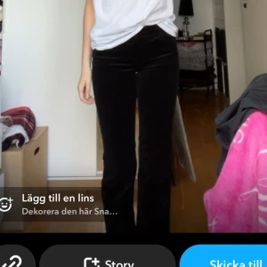 Bootcut Manchesterbyxor - Bootcut Manchesterbyxor från hm i väldigt bra skick, mid waist. Skriv vid funderingar 💗