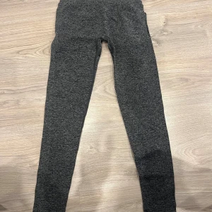 Gråa träningstights - Fina träningstights i storlek S med scrunch på baksidan, använt endast 1 gång! 