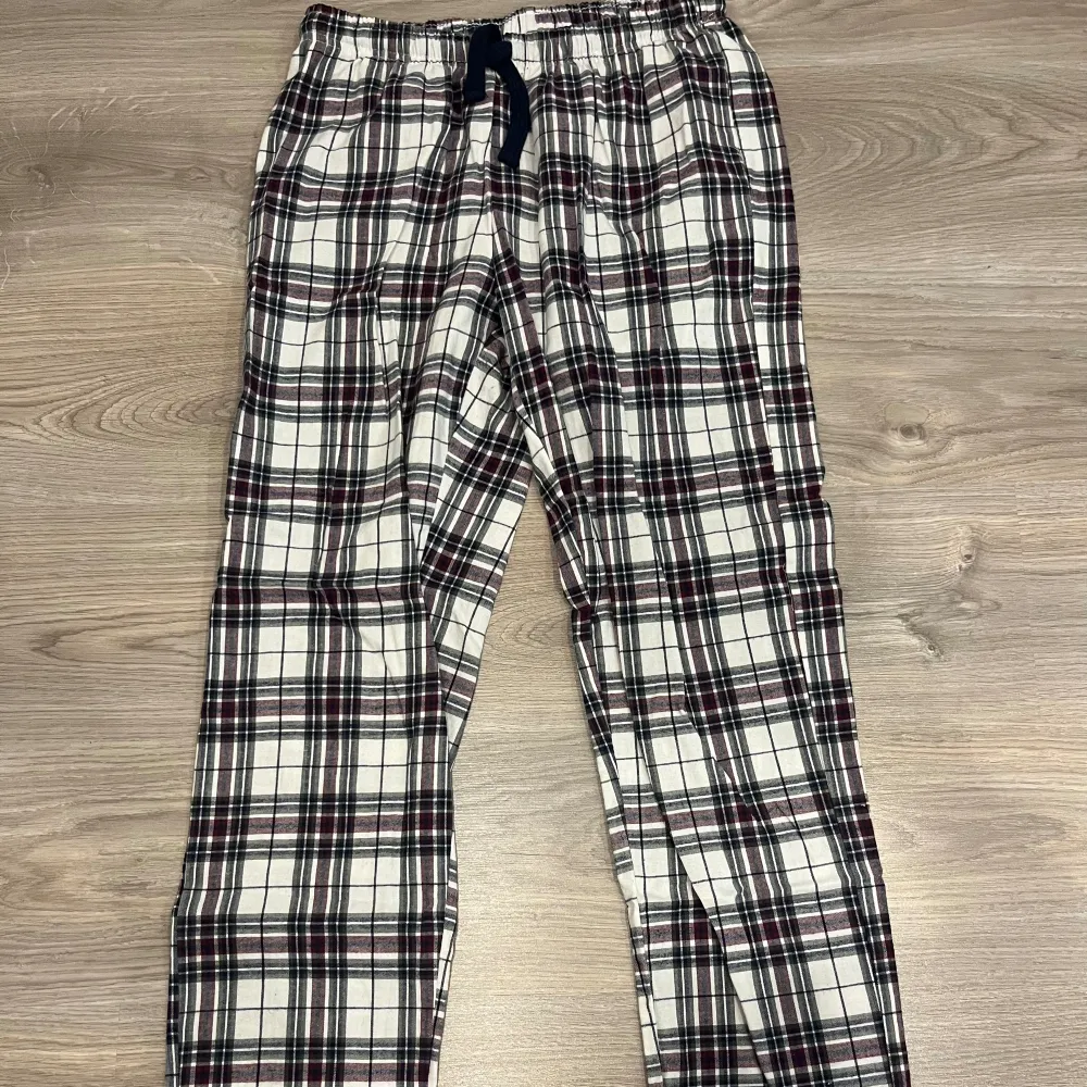 Super fina pyjamasbyxor i storlek S som aldrig använts tidigare i färgerna vit, blå, grå och vinröd!. Jeans & Byxor.