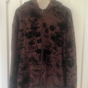 Cool hoodie med cool design  - Jätte fett hoodie med design som kan påminna om ed Hardy eller christan audiger. Säljer pga inte kommer till användning inga defekter.