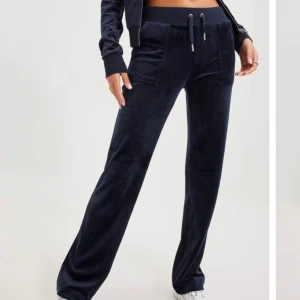 Juicy couture  - Säljer mina mörkblåa juicy couture byxor då dem inte kommer till användning. Jättefint skick💕