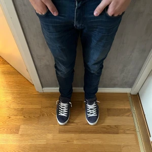 Replay anbass - Säljer nu dessa snygga Replay anbass. Skick är 8/10, eftersom att det är väldigt tunt material på baksidan av jeansen som man kan se på 3de bilden. Modellen är 180cm och väger 61kg. Tveka inte på att skriva vid funderingar eller frågor.😊🌟