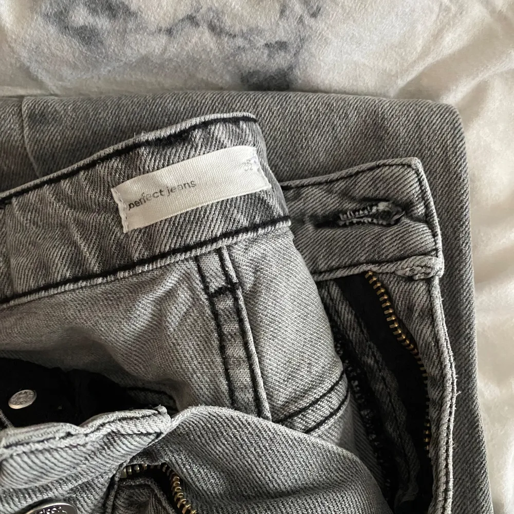 Ett par jeans från Gina tricot, säljer dessa för de har blivit för små. Finns inget tecken på användning mer än att storleken bak är lite ut suddad!💕. Jeans & Byxor.