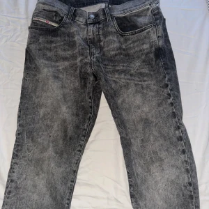 Diesel jeans - Säljer dom hära för jag har bytt stil passar nt mig längre generellt skit snygga men nt p mig längre, orginal priset p dom ligger på 3000kr o säljer för 1000