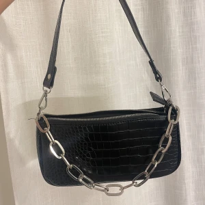 skinnväska - använd fåtal gånger, normal storlek på en axelväska, nyskick 